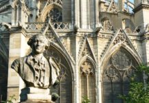 Busto commemorativo di Carlo Goldoni accanto alla cattedrale di Notre Dame