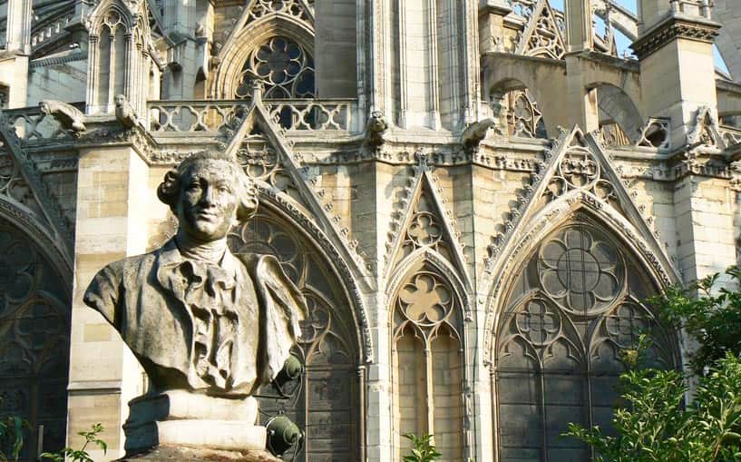 Busto commemorativo di Carlo Goldoni accanto alla cattedrale di Notre Dame