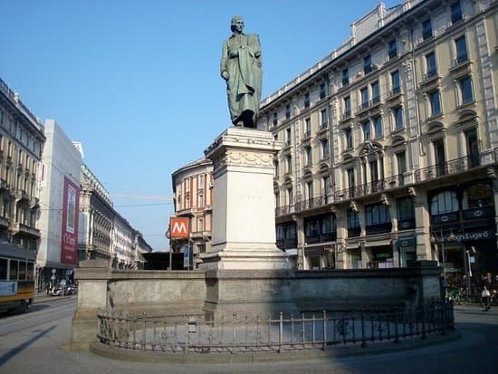 Luigi Secchi, scultore; Luca Beltrami, parte architettonica; Monumento a Giuseppe Parini (1899), Piazza Cordusio, Milano