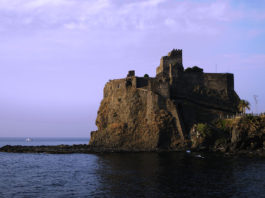Il castello di Aci Castello distrutto da Federico II d'Aragona