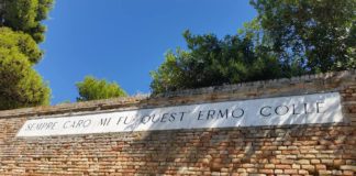 Un'iscrizione sul colle dell'Infinito, reso celeberrimo dalla lirica di Giacomo Leopardi L'infinito