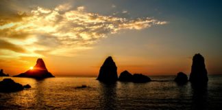 Secondo il mito i Faraglioni di Aci Trezza vennero buttati in mare da Polifemo perché Ulisse l'aveva accecato