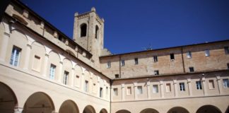 Torre del passero solitario e chiostro della chiesa di sant'Agostino, a Recanati