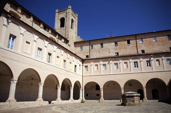 Torre del passero solitario e chiostro della chiesa di sant'Agostino, a Recanati