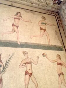 Le ragazze in bikini mosaico alla villa del casale