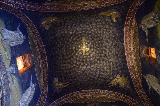 Mausoleo di Galla Placidia, veduta dell'interno con il mosaico della cupola. Ravenna