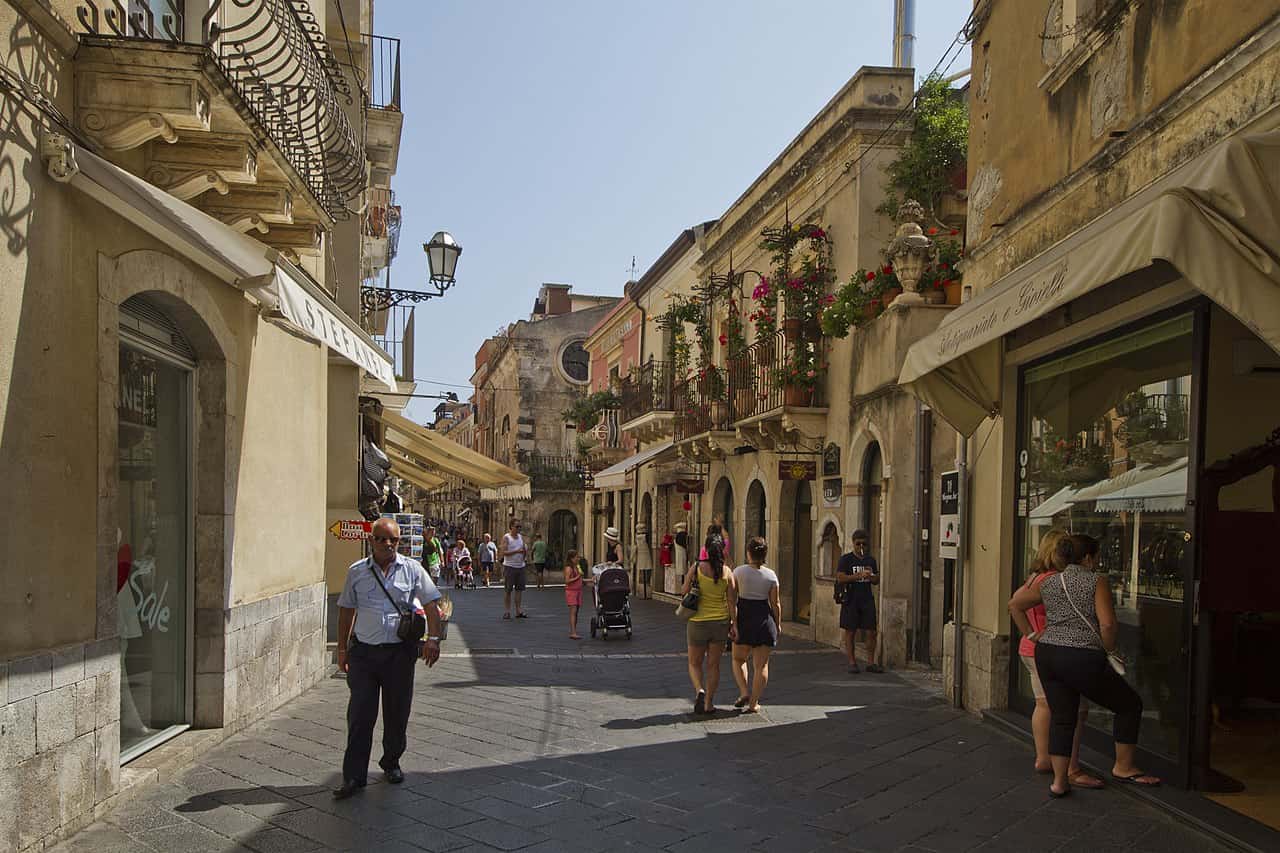 Corso Umberto I attraversa longitudinalmente tutta Taormina