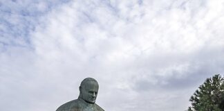 Monumento a Giovanni Paolo II in Piazza Cinquecento, Roma
