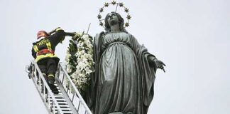 L'omaggio dei vigili del fuoco di Roma