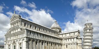 piazza dei miracoli a Pisa