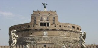 Castel Sant'Angelo a Roma o Mausoleo di Adriano