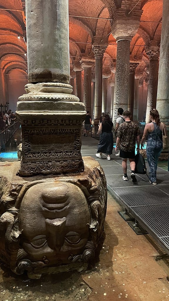 Particolare della base di una colonna a forma di Medusa nella Cisterna di Istanbul